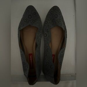 UNIONBAY Gray Laser-Cut Scalloped Pointed-Toe Flats